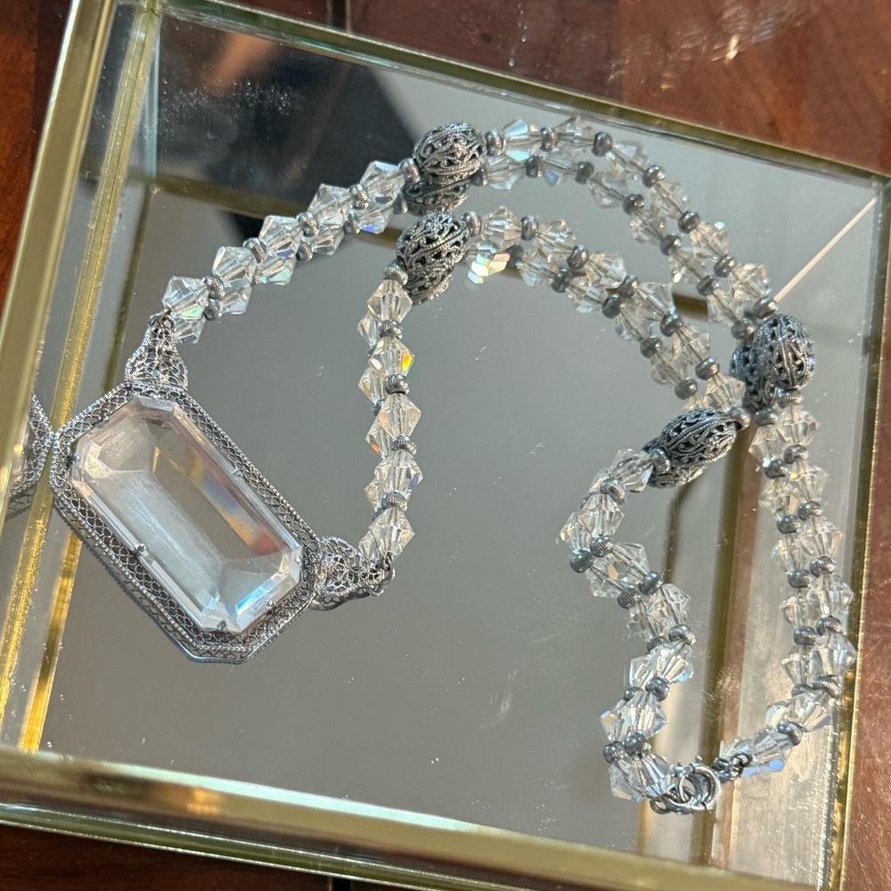 1920’s Rhodium Plated Silver Crystal Necklace. 17 1/2” in length. - Picture 4 of 4